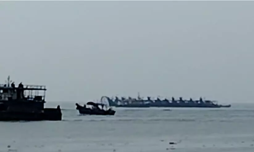 വൈപ്പിൻ ഹാർബറിൽ 12 വള്ളങ്ങൾ കെട്ട് പൊട്ടി കടലിലേക്ക് ഒഴുകി