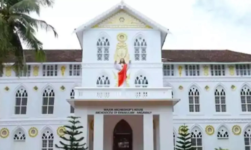 ഏകീകൃത കുർബാന; എറണാകുളം-അങ്കമാലി അതിരൂപതയിൽ ആന്റണി പൂതവേലിനെ തടഞ്ഞ് വിമതവിഭാഗം