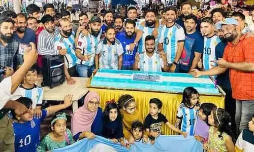 ചെറുതല്ല ഈ വിജയാവേശം; കേക്ക് മുറിച്ച് ആഘോഷിച്ച് അർജന്‍റീന ആരാധകർ
