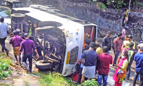 സ്കൂൾ ബസ് നിയന്ത്രണം വിട്ട് മറിഞ്ഞു; 15 വിദ്യാർഥികൾക്ക് പരിക്ക്