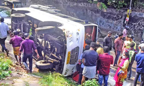 സ്കൂൾ ബസ് നിയന്ത്രണം വിട്ട് മറിഞ്ഞു; 15 വിദ്യാർഥികൾക്ക് പരിക്ക്