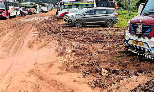 ശ​ബ​രി​മ​ല: നിലയ്ക്കലിലെ പാര്‍ക്കിങ് ഗ്രൗണ്ട് ചളിക്കുളം