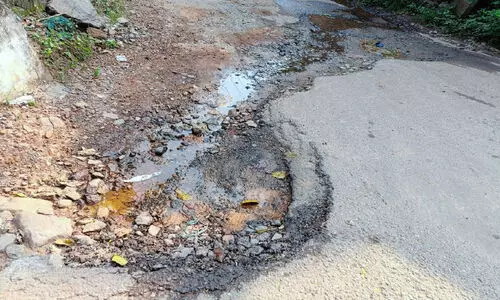 പൈപ്പ് പൊട്ടി കുടിവെള്ളം റോഡിൽ; രണ്ടുമാസം കഴിഞ്ഞിട്ടും നടപടിയില്ല പൈപ്പ് പൊട്ടി കുടിവെള്ളം റോഡിൽ; രണ്ടുമാസം കഴിഞ്ഞിട്ടും നടപടിയില്ല