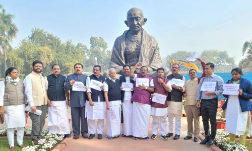 ബഫർ സോൺ: പാർലമെന്‍റ് വളപ്പിൽ യു.ഡി.എഫ് എം.പിമാരുടെ പ്രതിഷേധം