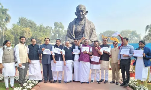 ബഫർ സോൺ: പാർലമെന്‍റ് വളപ്പിൽ യു.ഡി.എഫ് എം.പിമാരുടെ പ്രതിഷേധം