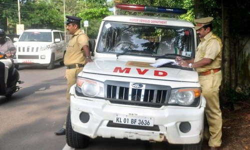 വീട്ടുകാരറിയാതെ നൈറ്റ് റൈഡിങ്ങിനിറങ്ങിയ വിദ്യാർഥികൾ പിടിയിൽ