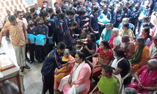 കുട്ടിപ്പട്ടാളം യാത്ര പറയുമ്പോൾ ഇനിയും വരാമെന്ന വാക്കും, സ്നേഹ ചുംബനങ്ങളും