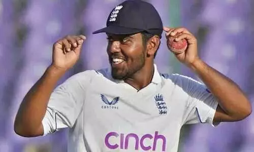 പാകിസ്താനിൽ പോയി അവരെ എറിഞ്ഞിട്ട് പാക് വംശജൻ; അരങ്ങേറ്റത്തിൽ അഞ്ച് വിക്കറ്റ് നേടുന്ന പ്രായം കുറഞ്ഞ താരമായി രഹാൻ അഹ്മദ്