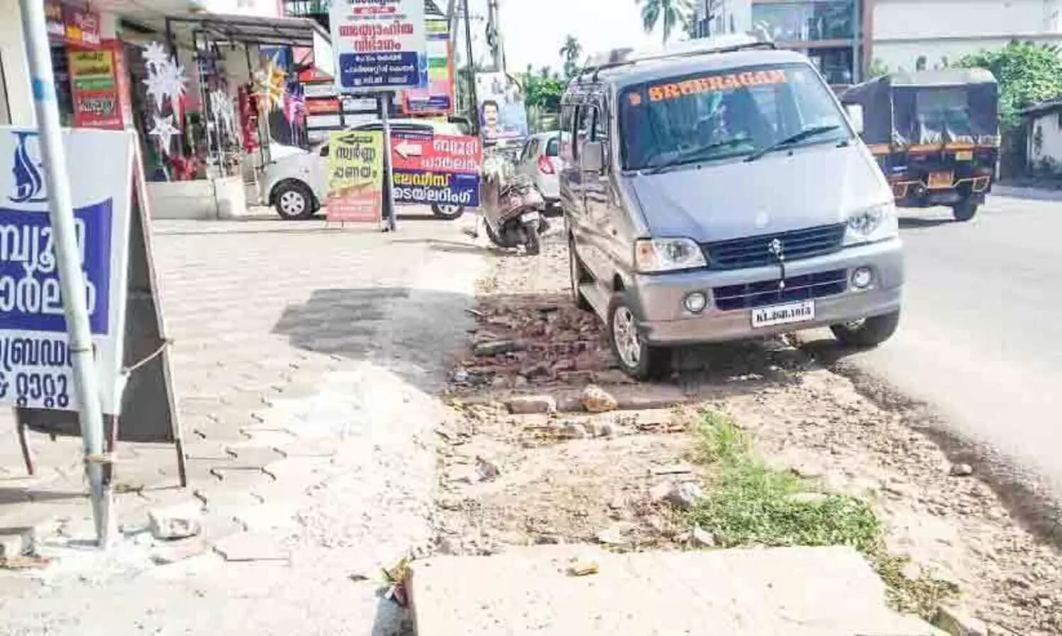 പ​റ​ക്കോ​ട് ഹൈ​സ്കൂ​ൾ ജ​ങ്ഷ​നി​ലെ ഓ​ട​യും ന​ട​പ്പാ​ത​യും