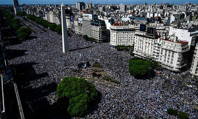 ആരാധകലക്ഷങ്ങളാൽ വീർപുമുട്ടി ബ്വേനസ് ഐറിസ്; നഗരം ചുറ്റിയ മെസ്സിപ്പട ബസ് മാറി ഹെലികോപ്റ്ററിൽ ആരാധകലക്ഷങ്ങളാൽ വീർപുമുട്ടി ബ്വേനസ് ഐറിസ്; നഗരം ചുറ്റിയ മെസ്സിപ്പട ബസ് മാറി ഹെലികോപ്റ്ററിൽ