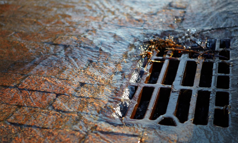 സുരക്ഷാ ക്രമീകരണമില്ലാതെ ഓട നവീകരണം; സ്ലാബിൽ തട്ടി വീണ് വീട്ടമ്മക്ക് ഗുരുതര പരിക്ക് സുരക്ഷാ ക്രമീകരണമില്ലാതെ ഓട നവീകരണം; സ്ലാബിൽ തട്ടി വീണ് വീട്ടമ്മക്ക് ഗുരുതര പരിക്ക്