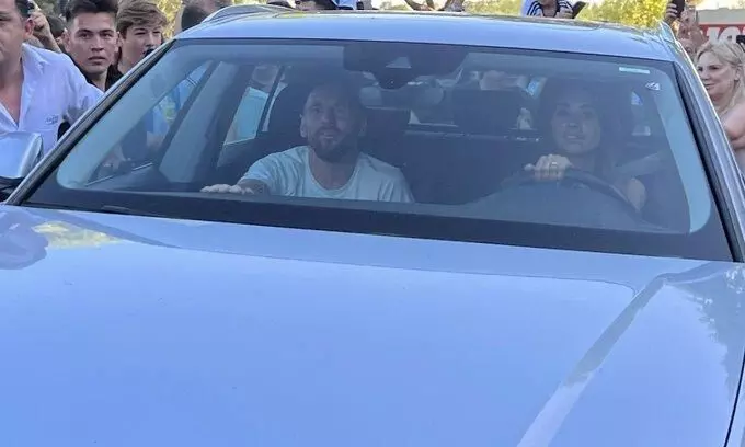 റൊസാരിയോയിൽ മെസ്സിയുടെ വസതി വളഞ്ഞ്, സ്നേഹാഭിവാദ്യമർപിച്ച് ആരാധകക്കൂട്ടം റൊസാരിയോയിൽ മെസ്സിയുടെ വസതി വളഞ്ഞ്, സ്നേഹാഭിവാദ്യമർപിച്ച് ആരാധകക്കൂട്ടം