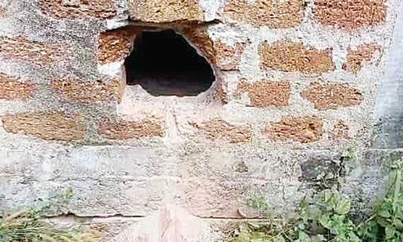 മ​ണ​ത്ത​ല​യി​ൽ ക​ട​യു​ടെ ചു​മ​ർ തു​ര​ന്ന് ക​വ​ർ​ച്ച