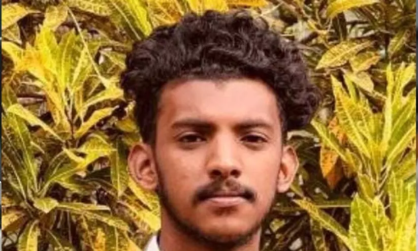 ലക്കിടിയിൽ കാറിലിടിച്ച് മറിഞ്ഞ ബൈക്ക് യാത്രികന്‍റെ മുകളിലൂടെ ബസ് കയറിയിറങ്ങി