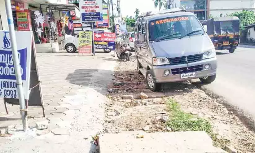 പറക്കോട് ഹൈസ്കൂൾ ജങ്ഷനിലെ ഓടയും നടപ്പാതയും പറക്കോട് ഹൈസ്കൂൾ ജങ്ഷനിലെ ഓടയും നടപ്പാതയും