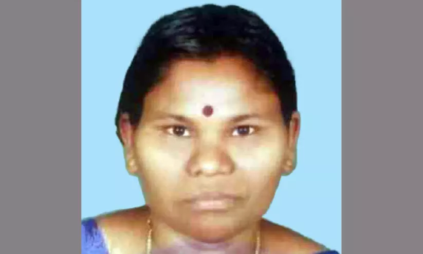 കോളജ് ബസ് ഹോട്ടലിലേക്ക് ഇടിച്ചു കയറി; ജീവനക്കാരി മരിച്ചു കോളജ് ബസ് ഹോട്ടലിലേക്ക് ഇടിച്ചു കയറി; ജീവനക്കാരി മരിച്ചു