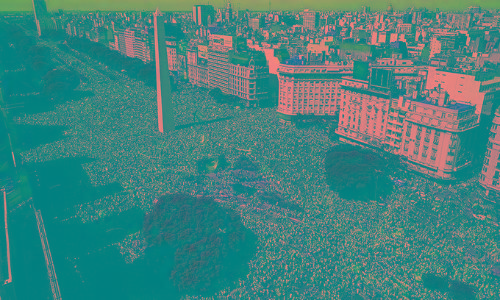 ആരാധകലക്ഷങ്ങളാൽ വീർപുമുട്ടി ബ്വേനസ് ഐറിസ്; നഗരം ചുറ്റിയ മെസ്സിപ്പട ബസ് മാറി ഹെലികോപ്റ്ററിൽ