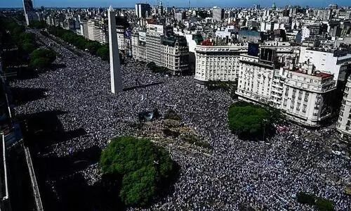 ആരാധകലക്ഷങ്ങളാൽ വീർപുമുട്ടി ബ്വേനസ് ഐറിസ്; നഗരം ചുറ്റിയ മെസ്സിപ്പട ബസ് മാറി ഹെലികോപ്റ്ററിൽ