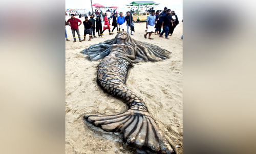 കടൽതീരത്ത് ‘മത്സ്യകന്യക’