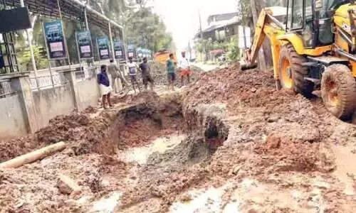 പൊട്ടിയ കുടിവെള്ള വിതരണ പൈപ്പ് പൊട്ടിയ കുടിവെള്ള വിതരണ പൈപ്പ്