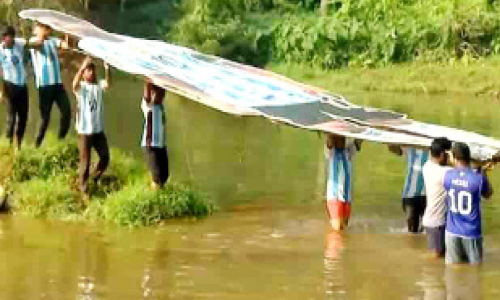 പുള്ളാവൂരിലെ കട്ടൗട്ടുകൾ ആരാധകർ തന്നെ നീക്കി