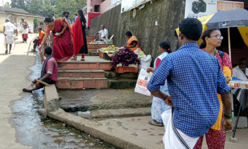സെ​പ്റ്റി​ക് ടാ​ങ്ക് മാ​ലി​ന്യം റോ​ഡി​ലേ​ക്കൊ​ഴു​കു​ന്നു