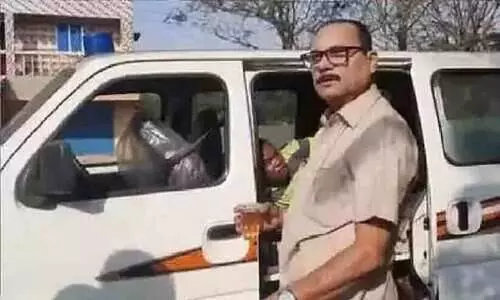 ആംബുലൻസിൽ ആശുപത്രിയിലേക്ക് പോകുന്ന രോഗിക്ക് ഡ്രൈവറുടെ വക മദ്യസൽക്കാരം; വിഡിയോ വൈറൽ