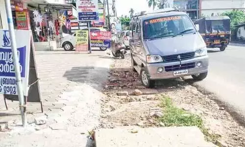 പറക്കോട് ഹൈസ്കൂൾ ജങ്ഷനിലെ ഓടയും നടപ്പാതയും പറക്കോട് ഹൈസ്കൂൾ ജങ്ഷനിലെ ഓടയും നടപ്പാതയും