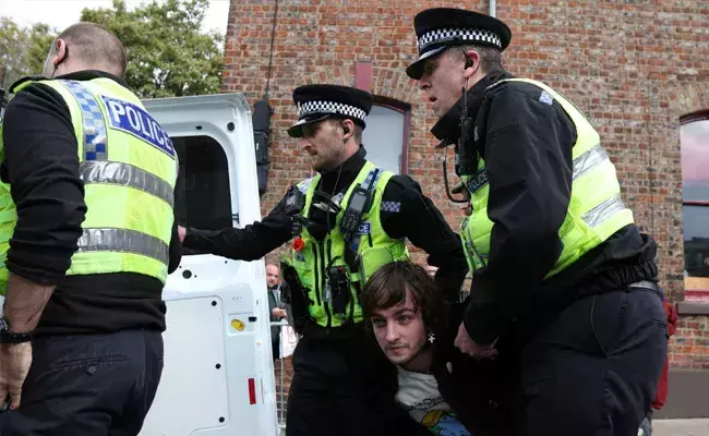 ചാ​ൾ​സ് രാ​ജാ​വി​നു​നേ​രെ മു​ട്ട​യേ​റ്: വി​ദ്യാ​ർ​ഥി​യു​ടെ വി​ചാ​ര​ണ തുടങ്ങി