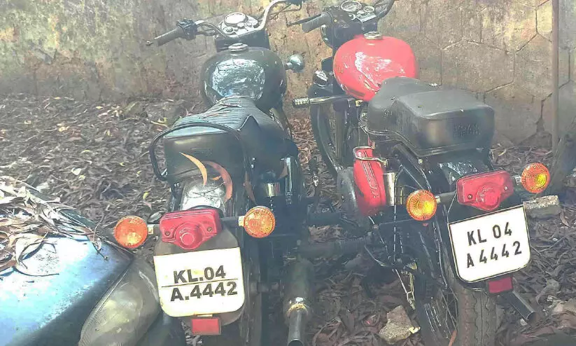 ഒരു നമ്പറിൽ രണ്ട് ബൈക്കുകൾ: മോട്ടോർ വാഹന വകുപ്പ് അന്വേഷണം തുടങ്ങി ഒരു നമ്പറിൽ രണ്ട് ബൈക്കുകൾ: മോട്ടോർ വാഹന വകുപ്പ് അന്വേഷണം തുടങ്ങി