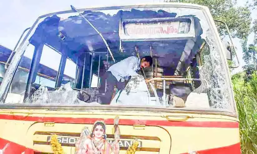 ഓടിക്കൊണ്ടിരുന്ന കെ.എസ്.ആർ.ടി.സി ബസിന്റെ ചില്ല് തകർന്ന് ഡ്രൈവർക്ക് പരിക്ക് ഓടിക്കൊണ്ടിരുന്ന കെ.എസ്.ആർ.ടി.സി ബസിന്റെ ചില്ല് തകർന്ന് ഡ്രൈവർക്ക് പരിക്ക്