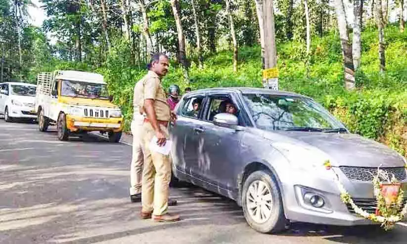 ശബരിമല: ഡ്രൈവർമാർക്ക് ബോധവത്കരണവുമായി മോട്ടോർ വാഹനവകുപ്പ് ശബരിമല: ഡ്രൈവർമാർക്ക് ബോധവത്കരണവുമായി മോട്ടോർ വാഹനവകുപ്പ്