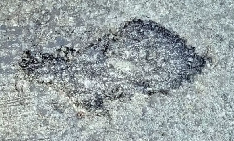 ടാറിങ് പൊട്ടിപ്പൊളിഞ്ഞു; മണിക്കൂറുകൾക്കകം