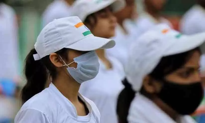 സംസ്ഥാനത്ത് വീണ്ടും മാസ്‌കും സാനിറ്റൈസറും നിര്‍ബന്ധമാക്കി