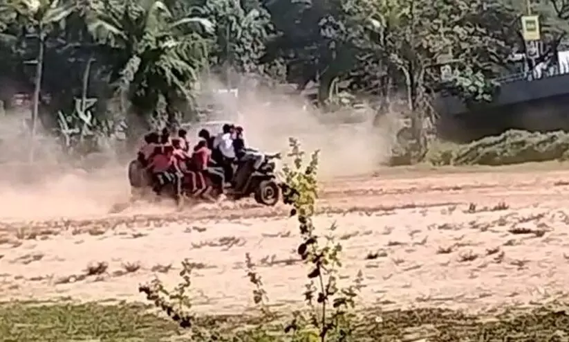 ഓടുന്ന ജീപ്പിൽ വിദ്യാർഥികളുടെ സാഹസികാഭ്യാസം; കേസെടുത്തു ഓടുന്ന ജീപ്പിൽ വിദ്യാർഥികളുടെ സാഹസികാഭ്യാസം; കേസെടുത്തു