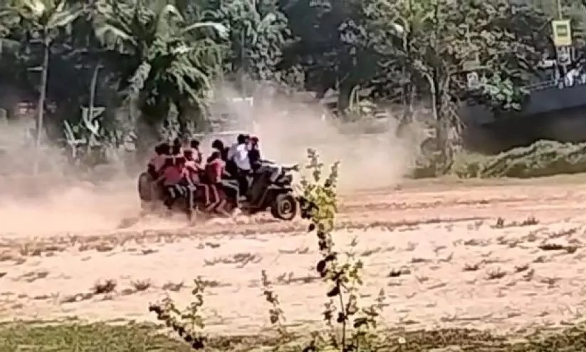 മമ്പറത്ത് ഓടുന്ന ജീപ്പിൽ വിദ്യാർഥികളുടെ സാഹസികാഭ്യാസം മമ്പറത്ത് ഓടുന്ന ജീപ്പിൽ വിദ്യാർഥികളുടെ സാഹസികാഭ്യാസം