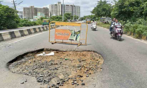 റോഡിലെ കുഴി: ഇനി പരാതി ‘ഫിക്സ് മൈ സ്ട്രീറ്റ്’ ആപ്പിൽ