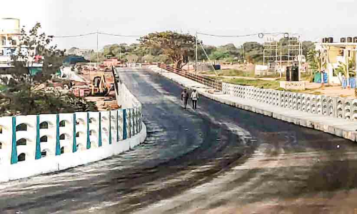 അണിഞ്ഞൊരുങ്ങി പൊന്നാനി കർമ പാലം; ഉദ്ഘാടനത്തിന് കെൽട്രോൺ കനിയണം