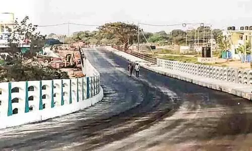 അണിഞ്ഞൊരുങ്ങി പൊന്നാനി കർമ പാലം; ഉദ്ഘാടനത്തിന് കെൽട്രോൺ കനിയണം അണിഞ്ഞൊരുങ്ങി പൊന്നാനി കർമ പാലം; ഉദ്ഘാടനത്തിന് കെൽട്രോൺ കനിയണം