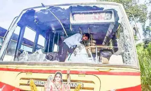 ഓടിക്കൊണ്ടിരുന്ന കെ.എസ്.ആർ.ടി.സി ബസിന്റെ ചില്ല് തകർന്ന് ഡ്രൈവർക്ക് പരിക്ക് ഓടിക്കൊണ്ടിരുന്ന കെ.എസ്.ആർ.ടി.സി ബസിന്റെ ചില്ല് തകർന്ന് ഡ്രൈവർക്ക് പരിക്ക്