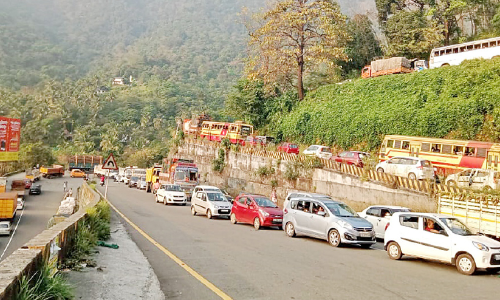 ചുരത്തിലെ ഗതാഗത നിരോധനം; ഈ ​തി​ര​ക്കിൽതന്നെ ഇ​ത് വേ​ണ്ടി​യി​രു​ന്നോ?