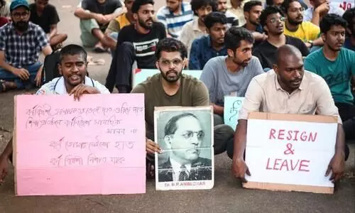 മ​ര​ണാ​ന​ന്ത​ര​വും കെ.​ആ​ർ. നാ​രാ​യ​ണ​ൻ  അ​പ​മാ​നി​ത​നാ​വു​ന്നു