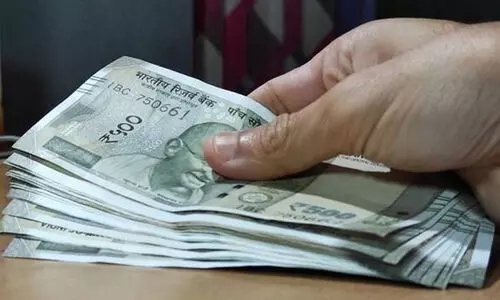 കറൻസിയിൽ ഗാന്ധിയെ മാറ്റി സവർക്കറെ വെക്കണമെന്ന് ഹിന്ദു മഹാസഭ: ‘പാർലമെന്റ് റോഡിന് സവർക്കറുടെ പേരിടണം’