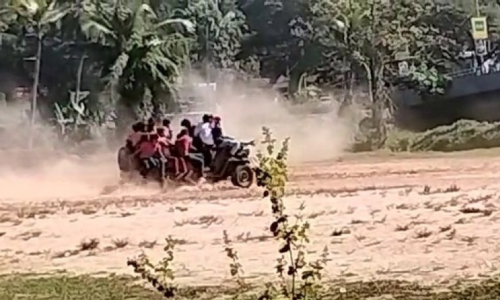 മമ്പറത്ത് ഓടുന്ന ജീപ്പിൽ വിദ്യാർഥികളുടെ സാഹസികാഭ്യാസം