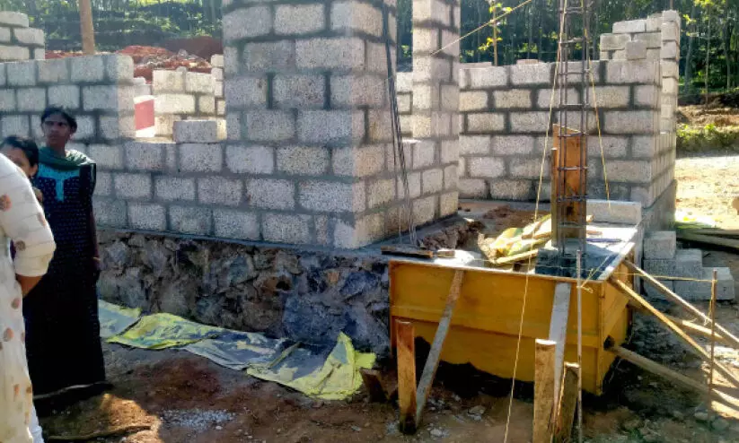 പെട്ടിക്കടകൾപോലെ വീടുകൾ; എങ്ങനെ താമസിക്കുമെന്ന് ആദിവാസികൾ പെട്ടിക്കടകൾപോലെ വീടുകൾ; എങ്ങനെ താമസിക്കുമെന്ന് ആദിവാസികൾ