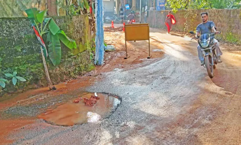 കുടിവെള്ള പൈപ്പ് പൊട്ടിയനിലയിൽ; രണ്ടാഴ്ചയായി വെള്ളായിക്കോട് റൂട്ടിൽ ബസ് മുടങ്ങി കുടിവെള്ള പൈപ്പ് പൊട്ടിയനിലയിൽ; രണ്ടാഴ്ചയായി വെള്ളായിക്കോട് റൂട്ടിൽ ബസ് മുടങ്ങി