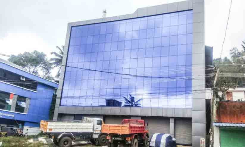 ഒന്നരക്കോടി ചെലവിട്ട് കേരള ബാങ്കിനായി നിർമിച്ച കെട്ടിടം നശിക്കുന്നു ഒന്നരക്കോടി ചെലവിട്ട് കേരള ബാങ്കിനായി നിർമിച്ച കെട്ടിടം നശിക്കുന്നു