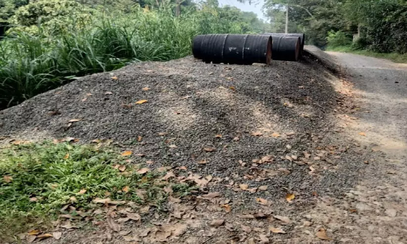 കൊറ്റംപള്ളി-മംഗലയ്ക്കൽ റോഡ് തകർന്നു; നവീകരണമില്ല കൊറ്റംപള്ളി-മംഗലയ്ക്കൽ റോഡ് തകർന്നു; നവീകരണമില്ല