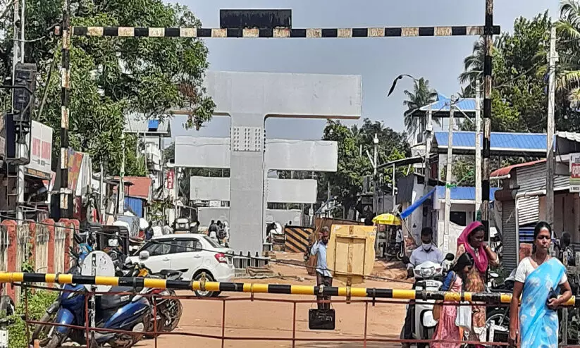 ഒച്ചിഴയും വേഗത്തിൽ കാവൽപുര മേൽപാലം നിർമാണം ഒച്ചിഴയും വേഗത്തിൽ കാവൽപുര മേൽപാലം നിർമാണം