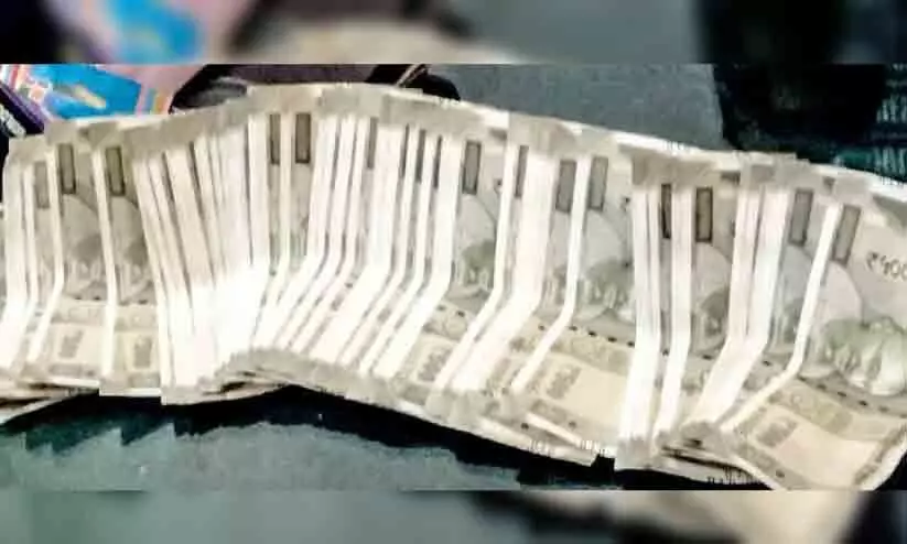 വേലന്താവളം ചെക്ക്പോസ്റ്റിൽ വിജിലൻസ് പരിശോധന; എം.വി.ഐയുടെ ബാഗിൽനിന്ന് 29,000 രൂപ പിടികൂടി വേലന്താവളം ചെക്ക്പോസ്റ്റിൽ വിജിലൻസ് പരിശോധന; എം.വി.ഐയുടെ ബാഗിൽനിന്ന് 29,000 രൂപ പിടികൂടി